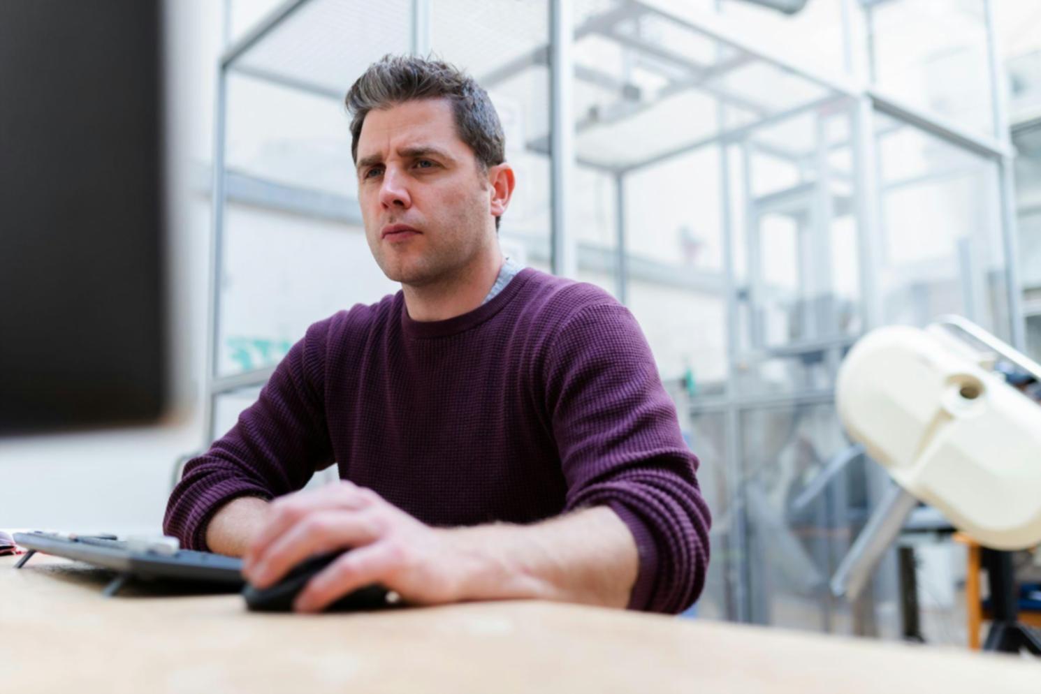 Étudiants en formation immobilière analysant des documents financiers